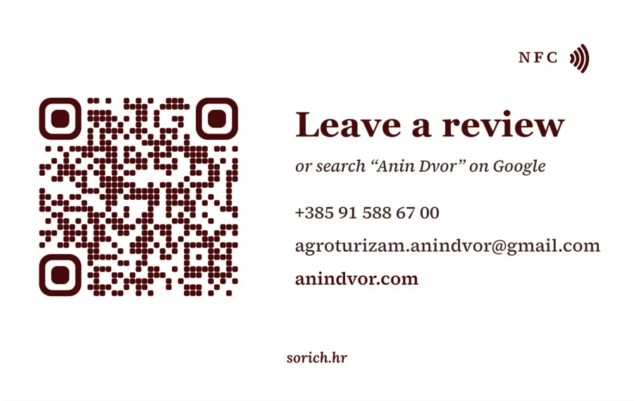 Kartica Anin Dvora za recenzije: isti pečat, a poleđina moli gosta da ostavi recenziju, stražnja strana s QR kodom